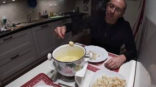 Come preparare la fonduta di formaggio Fondue Savoyarde e simili [upl. by Mchale]